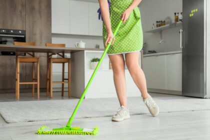 Grindis plaunant su cinamonu: paprastas triukas, kuris suteikia švarą ir kvapą