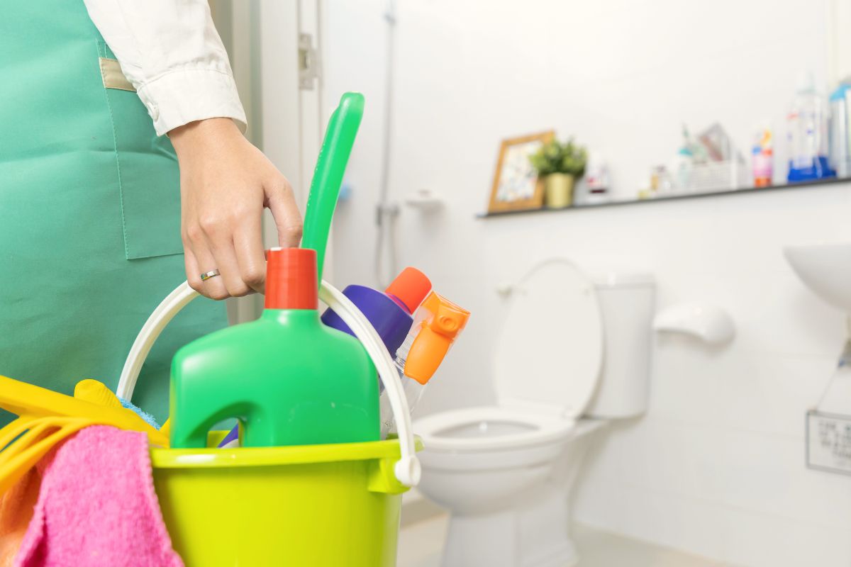 Geltonumas išnyks akimirksniu: kaip lengvai išbalinti pageltusį plastiką