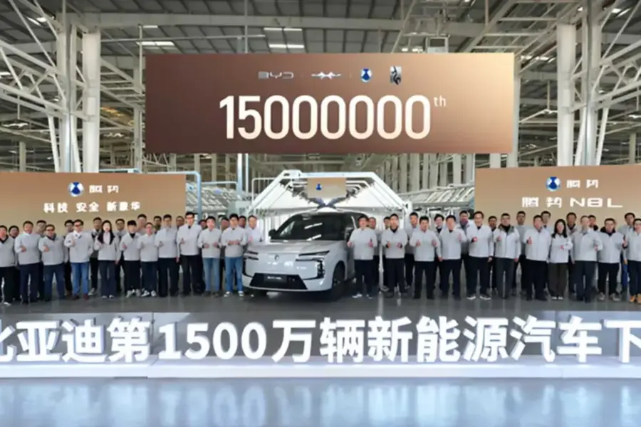 „Tesla“ jau panikoje? Kinijos milžinė jau pagamino net 15 mln. elektromobilių