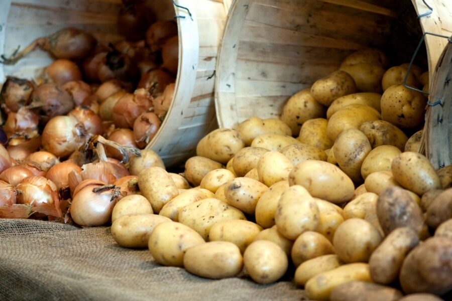 Laikote svogūnus ir bulves vienoje vietoje? Tai yra didžiausia jūsų daroma klaida