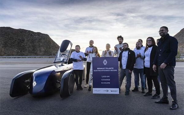 Dyzelino ir benzino žlugimas? „Renault Filante“ nuvažiavo virš 1000 km vienu įkrovimu