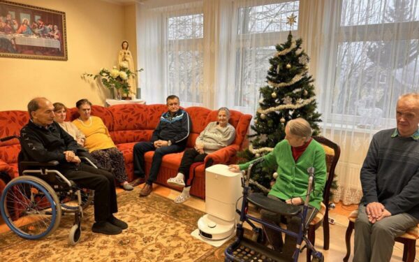 Robotas vietoj šluotos: MOVA siurbliai pradžiugino senelių namų gyventojus