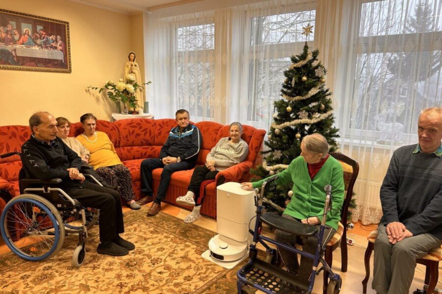 Robotas vietoj šluotos: MOVA siurbliai pradžiugino senelių namų gyventojus