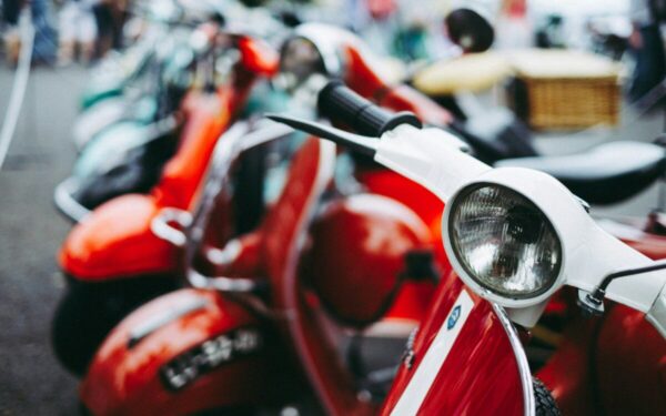 Seimas uždeda spyną mopedams: be naujo egzamino visi keliai uždaryti