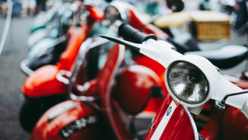 Seimas uždeda spyną mopedams: be naujo egzamino visi keliai uždaryti