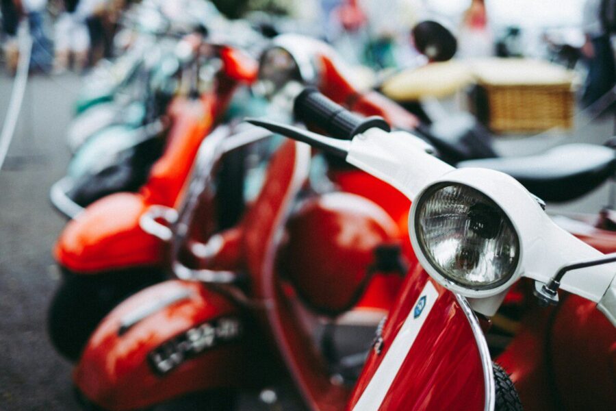 Seimas uždeda spyną mopedams: be naujo egzamino visi keliai uždaryti
