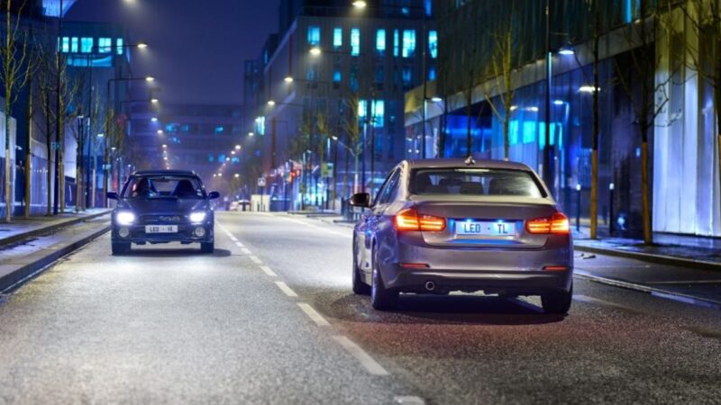 Pasitikrinkite tučtuojau: dėl šios priežasties automobilio žibintai šviečia dvigubai silpniau