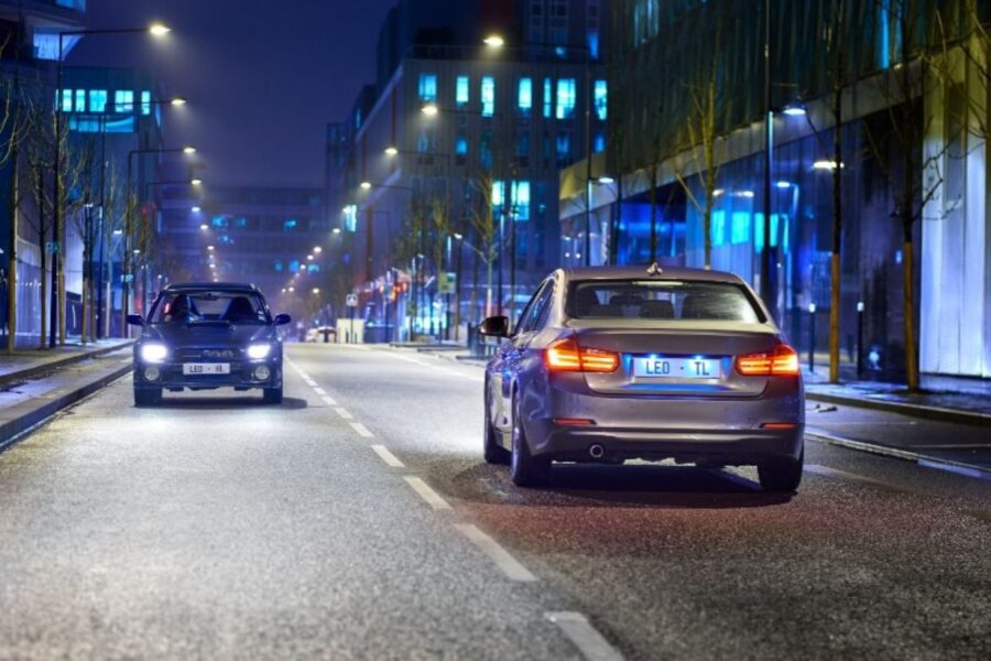 Pasitikrinkite tučtuojau: dėl šios priežasties automobilio žibintai šviečia dvigubai silpniau