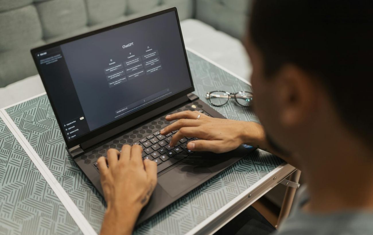 Studentai vis dažniau naudoja „ChatGPT“, įvardintos pagrindinės to priežastys