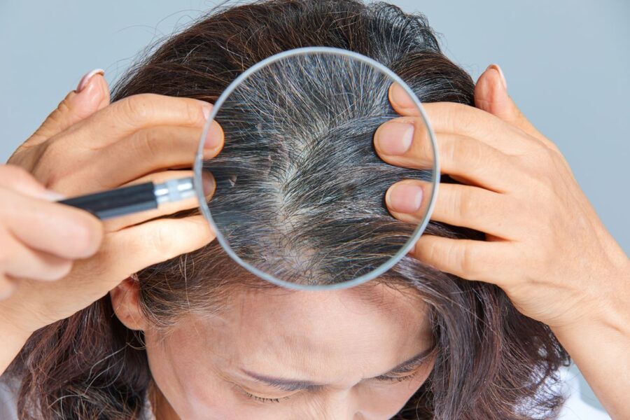 Stilistė atskleidė stulbinančią gudrybę: taip paslėpsite visus žilus plaukus be dažų