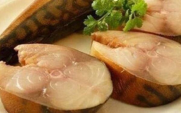 Pigiai paruošiama sūdyta skumbrė arbatos marinate tampa šių švenčių žvaigžde