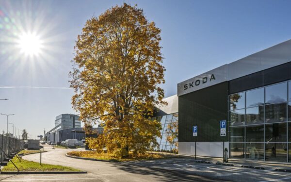 Vilniuje atidarytas įspūdingas „Kia“ ir „Škoda“ automobilių centras, kuris nustebins