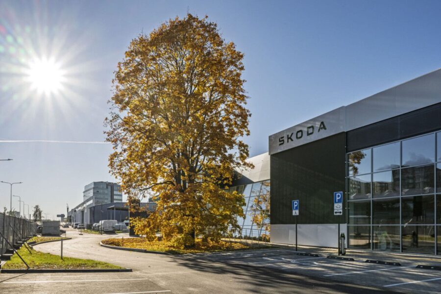 Vilniuje atidarytas įspūdingas „Kia“ ir „Škoda“ automobilių centras, kuris nustebins