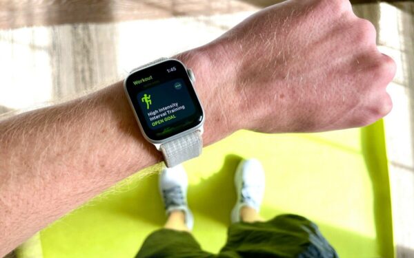 Pamatykite tai patys: vyriškis iš kiniškų detalių sukonstravo „Apple Watch“ laikrodį