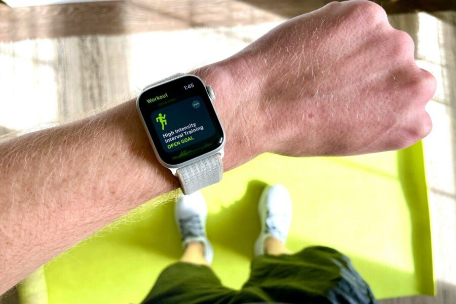 Pamatykite tai patys: vyriškis iš kiniškų detalių sukonstravo „Apple Watch“ laikrodį
