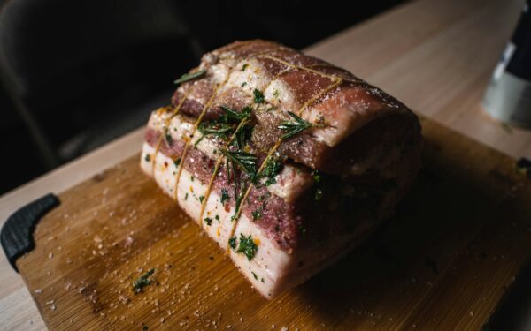 Dažna klaida virtuvėje: įvardijo priežastis, dėl kurių kiaulienos kumpis tampa sausas