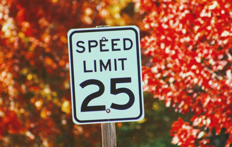 speed limit 25 sign