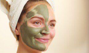 15 min. stebuklas: baltojo molio kaukė akimirksniu nuima nuovargį ir priverčia odą švytėti