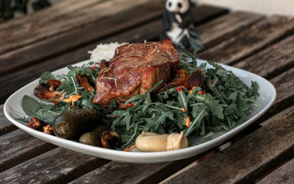 Kaip iškepti sultingą kiaulienos kepsnį? Naudingi šefų patarimai namų virtuvei