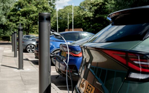 Žiemą įkrovimas trunka ilgiau: kiek laiko elektromobiliai kraunasi prie minusinės temperatūros?