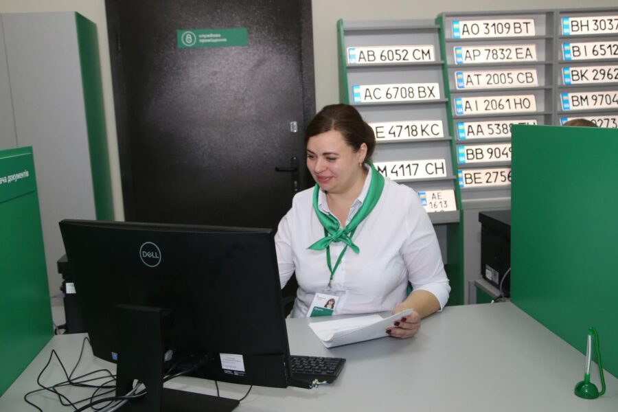 Automobilis kaip vizitinė kortelė: Ukrainos vairuotojai stebina originaliais numeriais