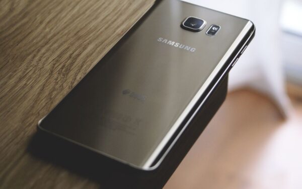 Daugiau nei parą veikiantis išmanusis? „Samsung“ žada sudrebinti telefonų rinką