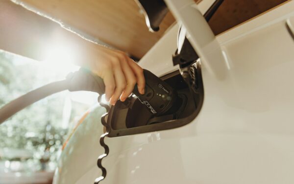Kodėl žiemą jūsų elektromobilis kraunasi lėčiau? Ekspertų patarimai, kaip išvengti problemų