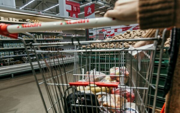 Pienas gali sugesti dar neišėjus iš parduotuvės, šią klaidą daro beveik visi pirkėjai