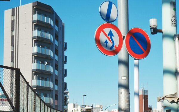 Sumaišysi ženklus ir mokėsi baudą: šią klaidą daro daugelis vairuotojų, pasitikrinkite ir jūs