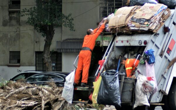Šiukšliavežių vairuotojai traukia į Vokietiją: bėga iš kaimyninės šalies ir gauna ženkliai didesnę algą