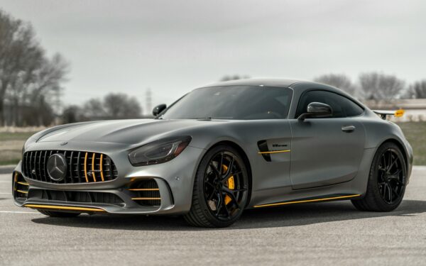 Greičiau, paprasčiau ir patogiau: „Mercedes-Benz“ atidarė keturių kabelių įkrovimo stoteles