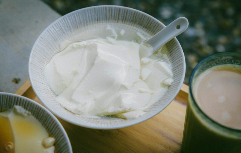 A couple of bowls of food on a table