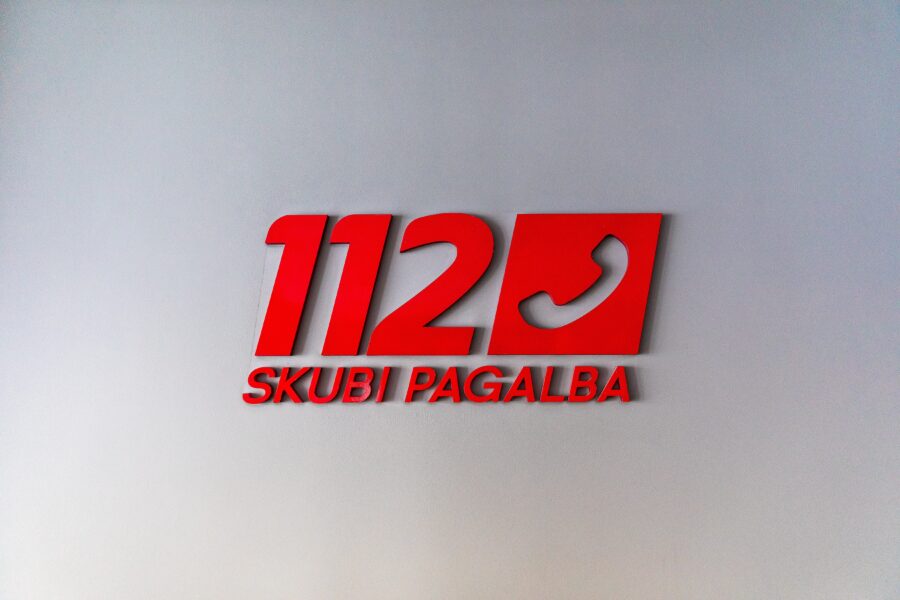 Smūgis perėjoje ir dingusi vairuotoja: Pasvalyje sužalotas mažametis