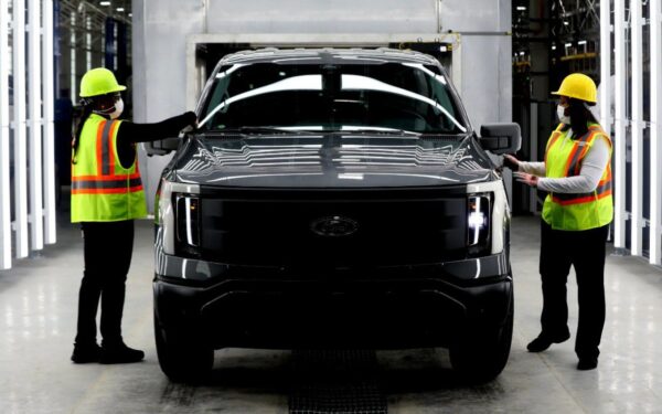 JAV elektromobilių rinka išgyveno lūžį: nepaisant smukimo, elektromobilių rinka išlieka stipri