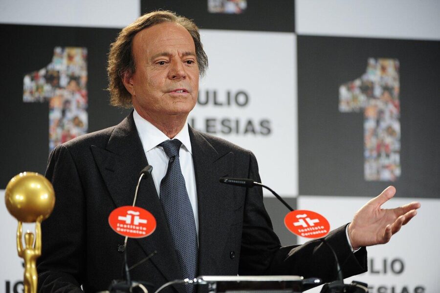 Julio Iglesias kaltinamas seksualiniu smurtu, atlikėjas visus kaltinimus kategoriškai neigia