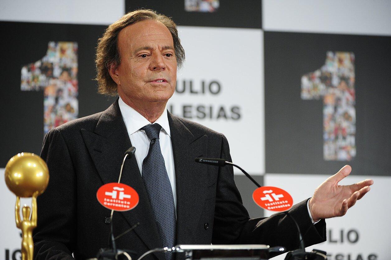 Julio Iglesias kaltinamas seksualiniu smurtu, atlikėjas visus kaltinimus kategoriškai neigia