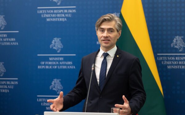 Kai planai pasirodo per lėti: raginama spartinti gynybos finansavimą, bet kas verčia peržiūrėti tempus?