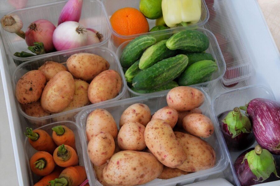 Kur niekada nelaikyti bulvių? Šalia šių produktų jos genda ženkliai greičiau, nedarykite šios klaidos