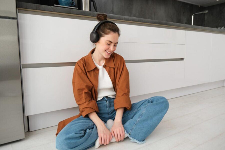 Pamėginkite ne tik kėdę: gydytojai atskleidė, kokia sėdėjimo poza daro stebuklus jūsų kūnui