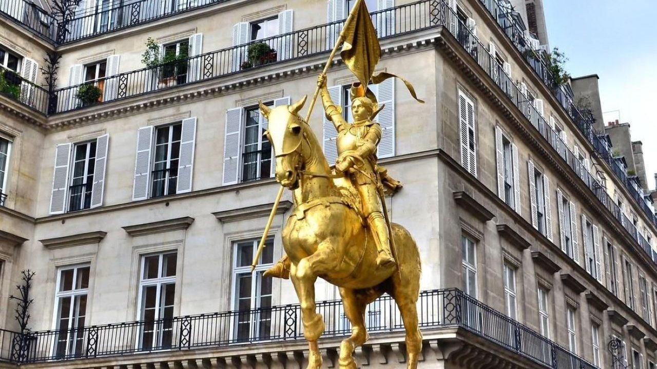 Neįtikėtinai įžūlis išpuolis Paryžiuje: vyras nulaužė Žanos d’Ark kardo ašmenis ir bandė pabėgti