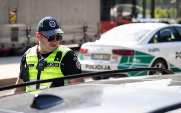 Ar už gestą galima sulaukti pasekmių? Policija pradėjo teiseną po skundų dėl Miliūtės elgesio