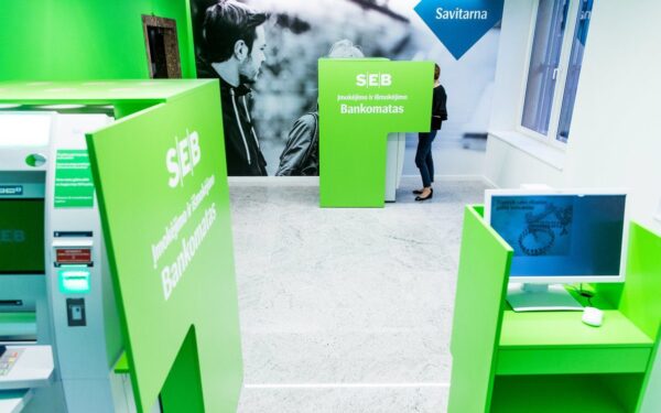 Daugeliui klientų tai bus netikėta: SEB bankas drastiškai keičia grynųjų pinigų išgryninimo limitus