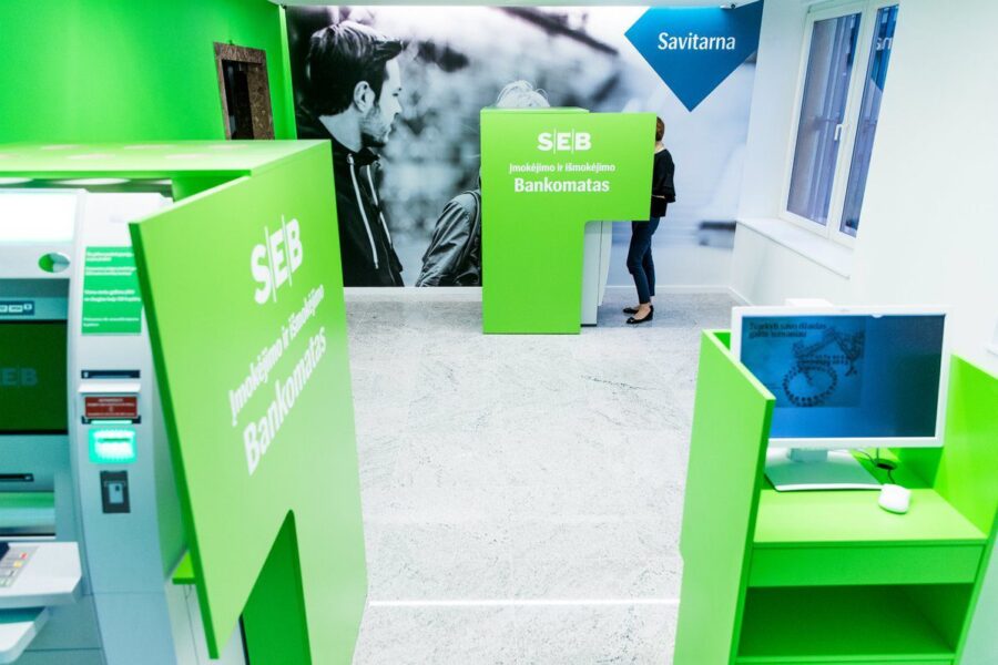 Daugeliui klientų tai bus netikėta: SEB bankas drastiškai keičia grynųjų pinigų išgryninimo limitus