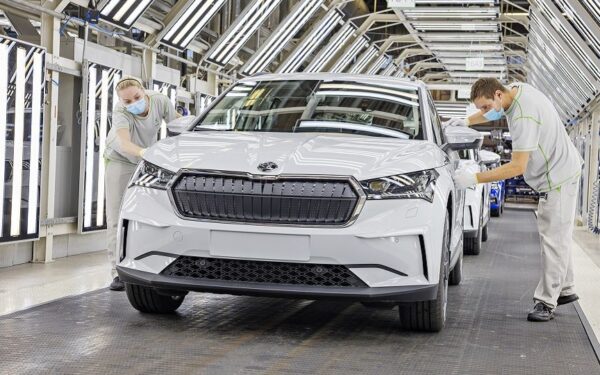Istorinis „Škoda“ pardavimų šuolis: elektromobiliai iškėlė bendrovės automobilius į trejetuką