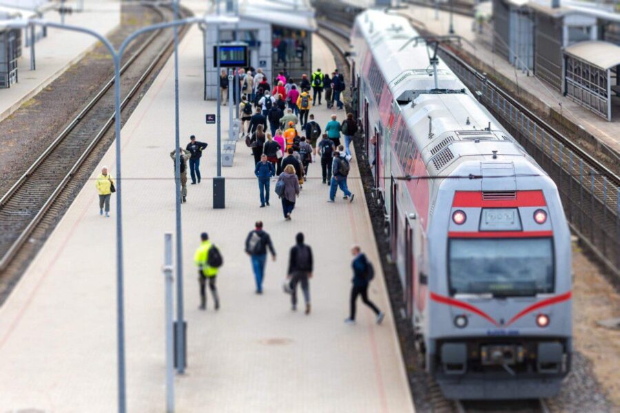 Teko evakuoti šimtus žmonių: Lenkijoje du traukiniai rėžėsi į geležinkelio pervažoje įstrigusį automobilį