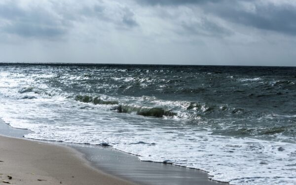 Gaisras Šiaurės jūroje: prie Vokietijos krantų užsidegė automobilius gabenęs laivas