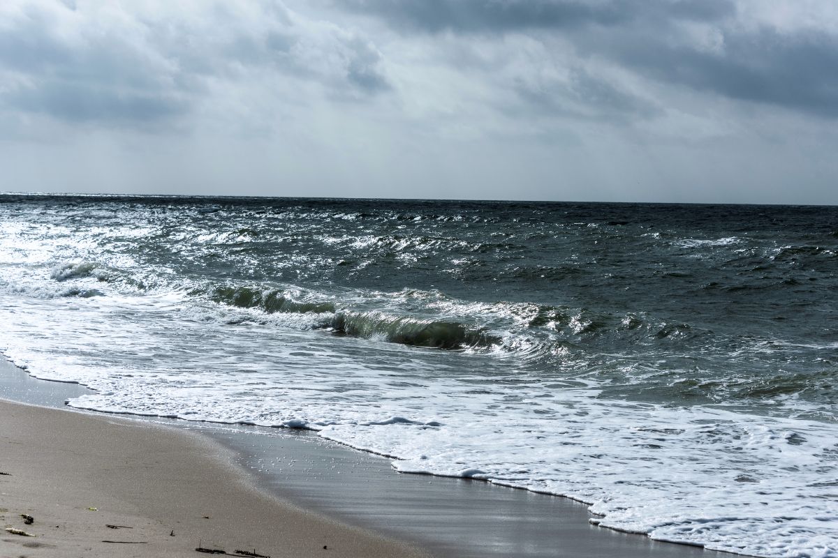 Gaisras Šiaurės jūroje: prie Vokietijos krantų užsidegė automobilius gabenęs laivas