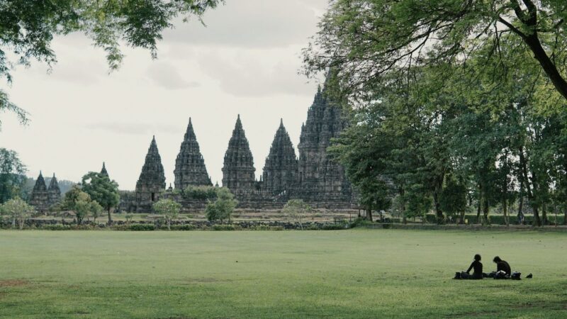 Indonezijoje pora nubausta 140 kirčių lazda, bausmę viešame parke stebėjo dešimtys žmonių
