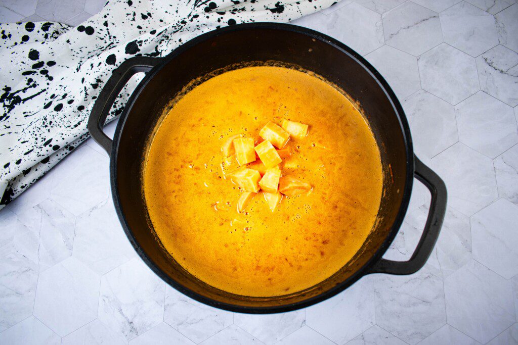 Vištienos sriuba su žemės riešutų kremu. Bulvė