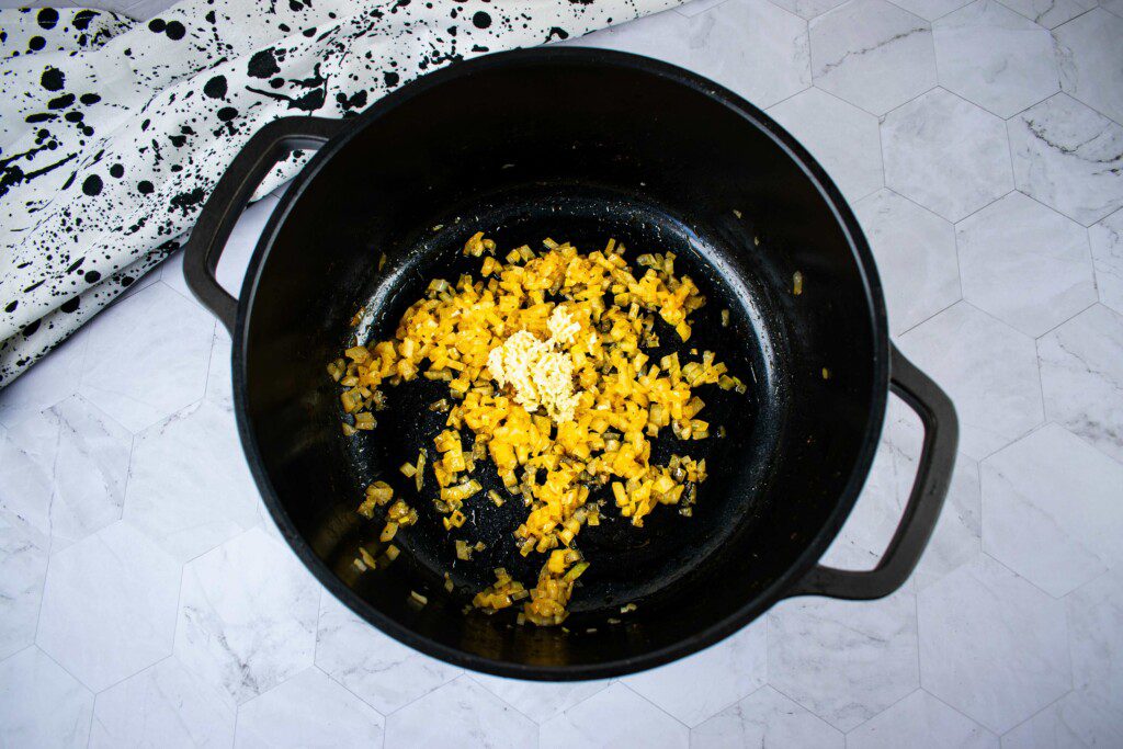 Vištienos sriuba su žemės riešutų kremu. Česnakai